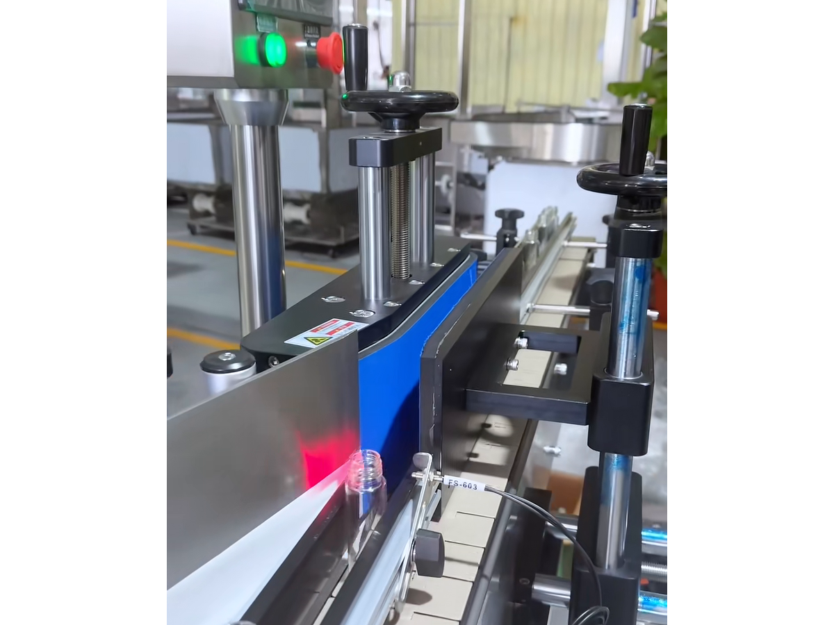 YIJIA Automatic Round Bottle Labeling Machine