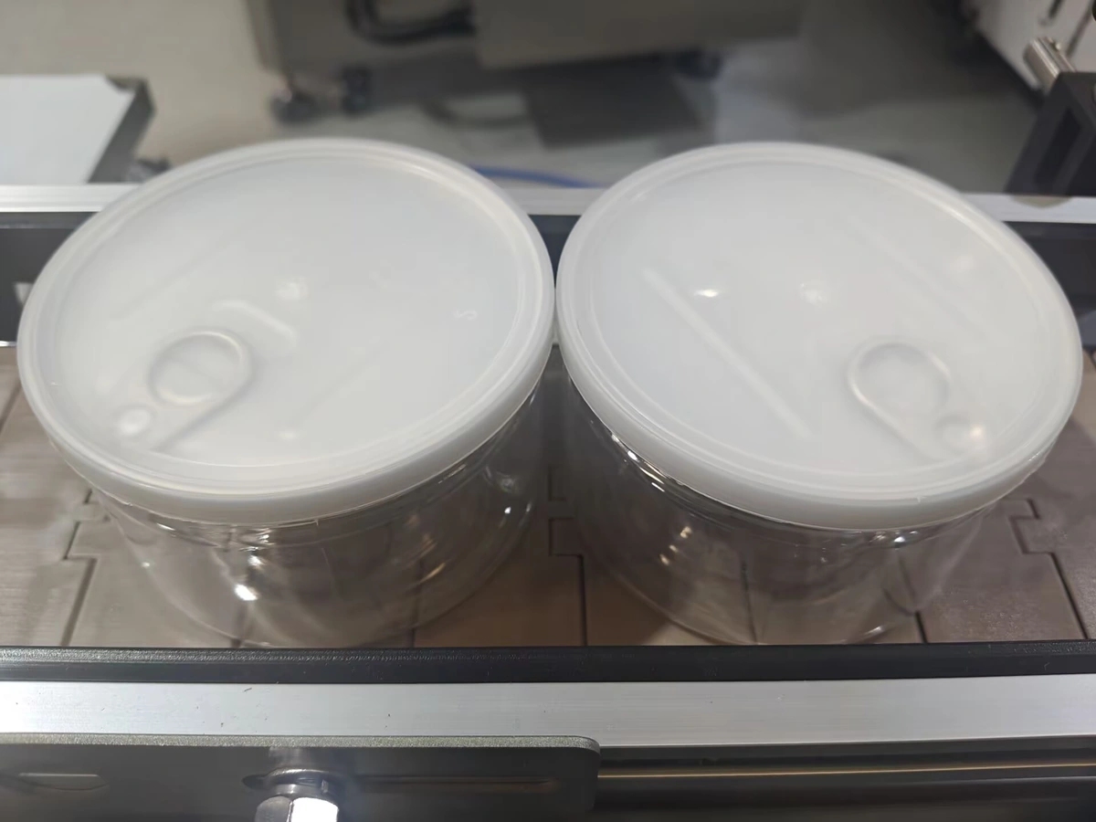 壹佳直线式防尘盖压盖机